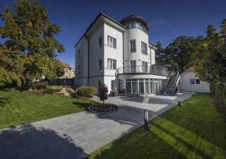 Elegantní vila na Hanspaulce je k prodeji za 155 milionů korun a nabízí 702 metrů čtverečních obytné plochy.