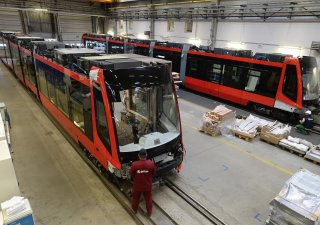 Český průmysl ještě šlape. Automobilky ale už klopýtají