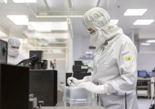 továrna Onsemi, čipy, laboratoř