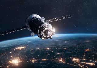 Umělá inteligence potřebuje datová centra, ale lidé je nechtějí. Naštěstí se dají postavit ve vesmíru