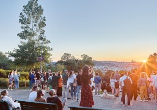 Realizace doc. Matouše Jebavého představuje komplexní revitalizaci parku Riegrovy sady v Praze – Vinohradech s výhledem na Pražský hrad.