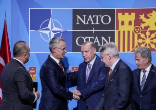 Summit NATO, na kterém se Turecko domluvilo na podmínkách vstupu Finska a Švédska do aliance.