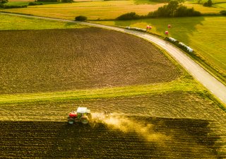 Průměrná tržní cena zemědělské půdy v Česku se za posledních deset let ztrojnásobila. Letos dosáhla 335 tisíc korun za hektar, což je meziroční nárůst o 13,8 procenta. Ve čtvrtém čtvrtletí ale nastal první pokles za poslední dva roky.