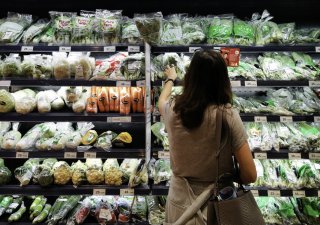 Češi šetří na potravinách, jinak ale v únoru celkově nakupovali více, než se čekalo.