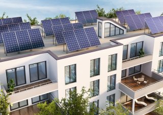 Novostavba se soláry na střeše