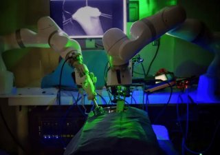 Autonomní robotický systém uskutečnil čtyři experimentální laparoskopické operace na prasatech, a nastoupil tak dlouhou cestu k chirurgii bez chirurgů.