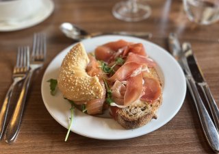 Bagel s lososem a chléb se sušenou šunkou