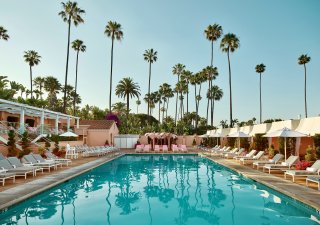 Beverly Hills Hotel. Ikonické místo, kde se za 400 tisíc na noc schovávají hvězdy Hollywoodu