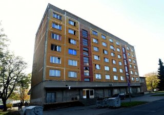 Panelový dům v Bílině na snímku z roku 2017