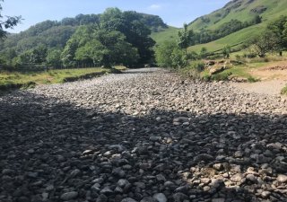 Nejvlhčejší místo ve Velké Británi, řeka Derwent v údolí Borrowdale v údolí Lake District na západě Anglie, poprvé v historii vyschla.