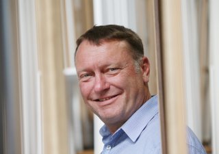Šatný z Doornite: Na výrobu dveří potřebujeme polovinu lidí. Na jejich montáž ale nemáme koho sehnat