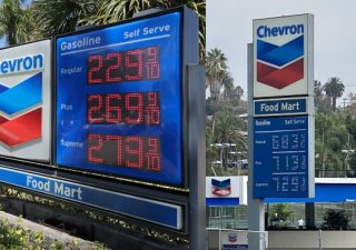 Rozdíl pěti let v ceně benzínu na amerických čerpacích stanicích společnosti Chevron. První snímek je z roku 2017, druhý z října 2022
