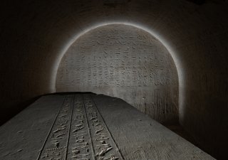 Jižní stěna pohřební komory a víko Džehutiemhatova sarkofágu