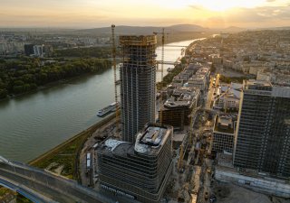 První slovenský mrakodrap - Eurovea Tower v Bratislavě před dokončením.