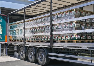 Plzeňský Prazdroj loni vyvezl do zahraničí 1,82 milionu hektolitrů piva, meziročně o téměř osm procent méně. Největší český pivovar doplatil na ochabující spotřebu piva na klíčových trzích i nepříznivé počasí. Přesto zůstává největším exportérem českého piva a státu odvedl rekordních 6,63 miliardy korun na daních.