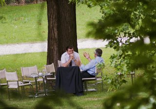 Předseda HZDS a slovenský premiér Vladimír Mečiar (vlevo) hovoří 26. srpna 1992 v zahradě brněnské vily Tugendhat s českým premiérem a předsedou ODS Václavem Klausem během jednání o rozdělení federace.