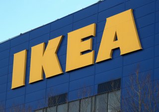Největší světový výrobce nábytku IKEA využívá více dřeva ze Švédska a Pobaltí, zatímco z Běloruska a Ruska surovinu po invazi Moskvy na Ukrajinu přestal odebírat.