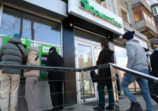 Charkov, lidé v e frontě na bankomat