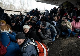 uchodźcy pod jednym z mostów, Irpin