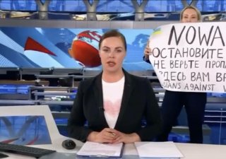 Novinářka Marina Ovsjannikovová protestovala 14. března v živém vysílání ruské státní televize Pervyj kanal proti ruské invazi na Ukrajinu.
