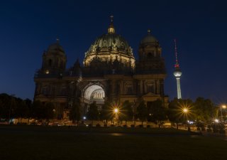 Berlínská katedrála ve snaze připojit se k úsporám energií na konci července vypnula na maximální míru své noční osvětlení.