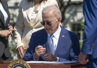 Americký prezident Joe Biden podepisuje plán investic pro obnovu výroby čipů v USA