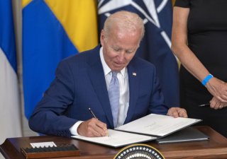 Joe Biden, americký prezident, při ratifikaci finské a švédské přihlášky do NATO