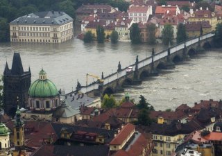 Letecký pohled na rozvodněnou Vltavu v centru Prahy 13. srpna 2002.