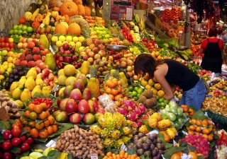 Stánek s ovocem na trhu v Barceloně