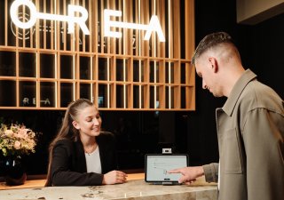 Hosté vybraných hotelů OREA už nemusí při každém návratu na pokoj hledat plastovou kartu. Největší česká hotelová značka začala zavádět digitální klíče, které lze uložit přímo do telefonu nebo chytrých hodinek