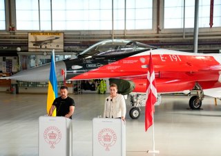 Dánská premiérka Mette Frederiksenová uvedla, že Kodaň Kyjevu daruje 19 stíhaček F-16