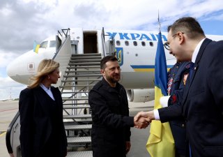 prezident Volodymyr Zelenskyj, kterého v Praze 4. května 2025 vítá ministr zahraničí Jan Lipavský