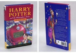 První vydání Harryho Pottera a kamene mudrců, kterého vyšlo jen pět set kusů. Jeden z nich se bude v dubnu 2023 dražit s vyvolávací cenou čtvrt milionu dolarů.