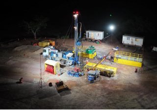 Vrt pro těžbu vodíku v Mali provozovaný kanadskou společností Hydroma. Práce v noci je kvůli horku příjemnější než ve dne.