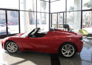 Model Roadster v roce 2010, showroom Tesly v kalifornské Newport Beach,