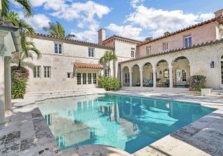 Módní návrhář Tommy Hilfiger prodal svůj dům v Palm Beach na Floridě za 41,4 milionu dolarů.