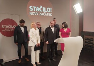 Kateřina Konečná (bílá), Jana Maláčová (červená), Stačilo!