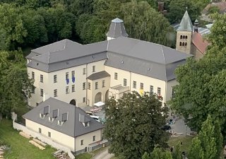 Zámek Neustupov, který tvoří dominantu stejnojmenného městyse na Voticku ve středních Čechách, koupil Michal Farník v roce 2020 v havarijním stavu. Po několikaleté rekonstrukci se návštěvníkům poprvé představí