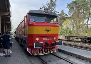 Vlak je sestaven z motorové lokomotivy "Zamračená" řady T 478.1 a klasických kupátkových vozů zachovaných v původním provedení