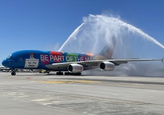 Airbus A380 ve svátečních barvách přistál v Praze