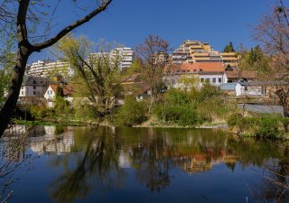 Praha se stává vlastníkem cenných pozemků u meandrů Botiče v Hostivaři.