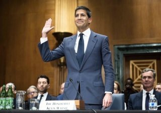 Kevin Warsh, kandidát na člena a předsedu Rady guvernérů Federálního rezervního systému (Fed), skládá přísahu na slyšení senátního výboru pro bankovnictví, bydlení a městské záležitosti v Kapitolu USA, 21. dubna 2026..