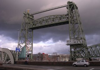 Radnice v Rotterdamu nechá dočasně rozebrat ikonický výtahový most Koningshavenbrug z roku 1878, aby se pod ním mohl projet miliardář Jeff Bezos se svou novou superjachtou za 430 milionů eur.