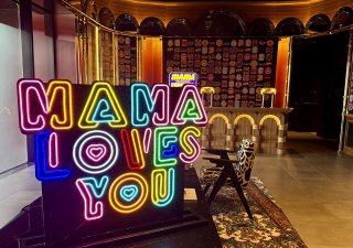 Lobby hotelu Mama Shelter překvapuje svojí barevností v šedé obchodní čtvrti
