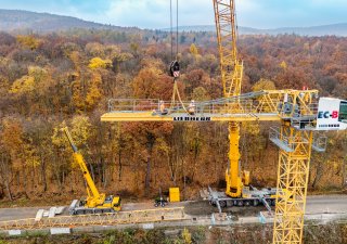 Na stavbě litvínovského bazénu je největší jeřáb v Česku