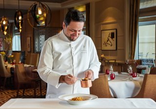 Marco Veneruso kompletně přemění menu restaurace CottoCrudo, a to podle chutí svého dětství, které trávil nedaleko Neapole.