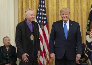 Herec Jon Voight získává cenu od Donalda Trumpa v roce 2019
