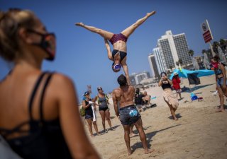 Pláž v izraelské Tel Avivu v čase koronavirové pandemie