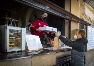 Při nouzovém stavu musely být restaurace pro zákazníky zcela uzavřené. Mohly mít otevřená pouze výdejní okénka.