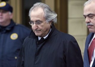 Bernard Madoff opouští federální budovu v New Yorku. (14. ledna 2009)
